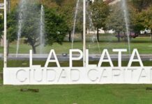 Rehabilitaron la fuente de la rotonda de ingreso a La Plata tras años sin funcionamiento