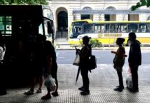 Empresas de micros restablecerán frecuencias y seguirán negociando con el Gobierno